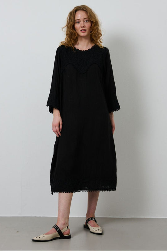 La Rouge Dori Dress – lang sort kjole med broderi og blonder.
