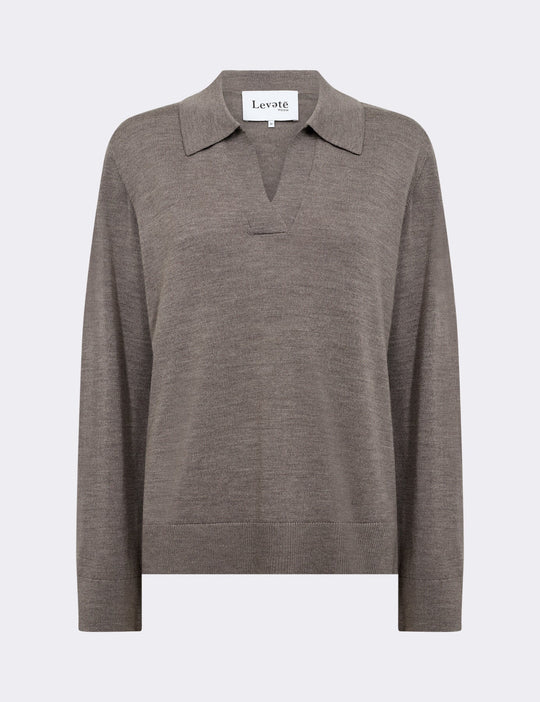 Levete Room LR-Ismaila 9 Pullover i merinould med klassisk krave, V-hals og ribbede manchetter.