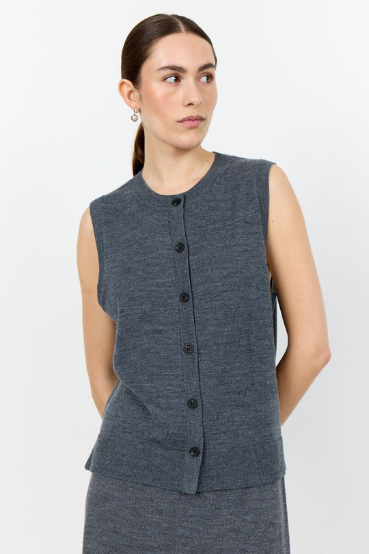 Levete Room Ismaila 11 vest i mørkegrå, strikket i 100% merinould med knaplukning og rund hals.