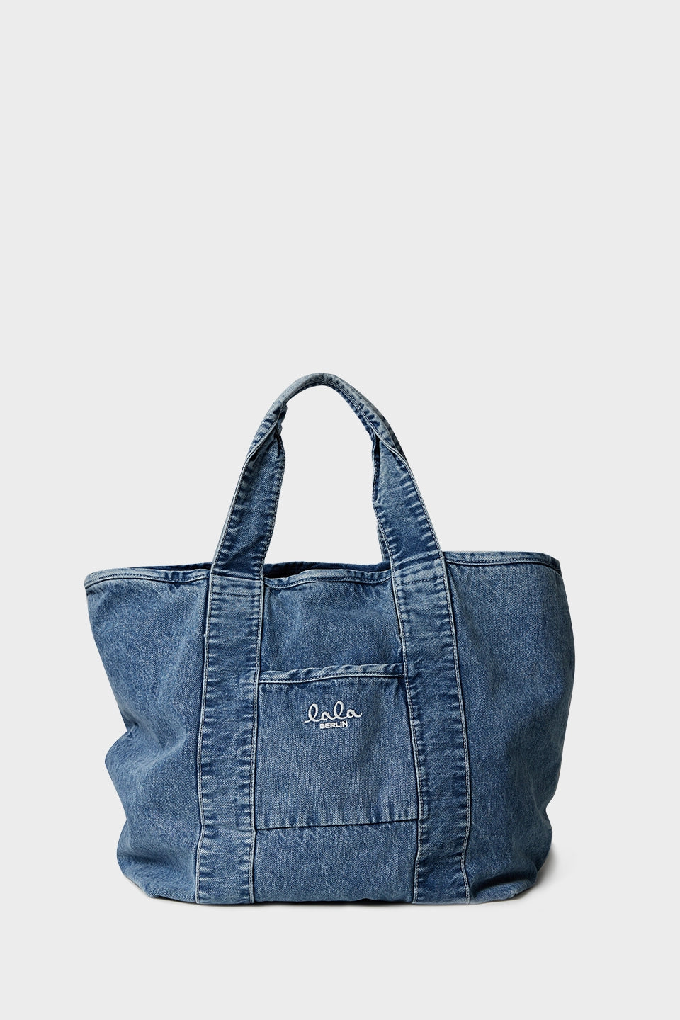 Lala Berlin East West Tote Merge – Denim washed blue shopper med tryklukning og LALA BERLIN logo.