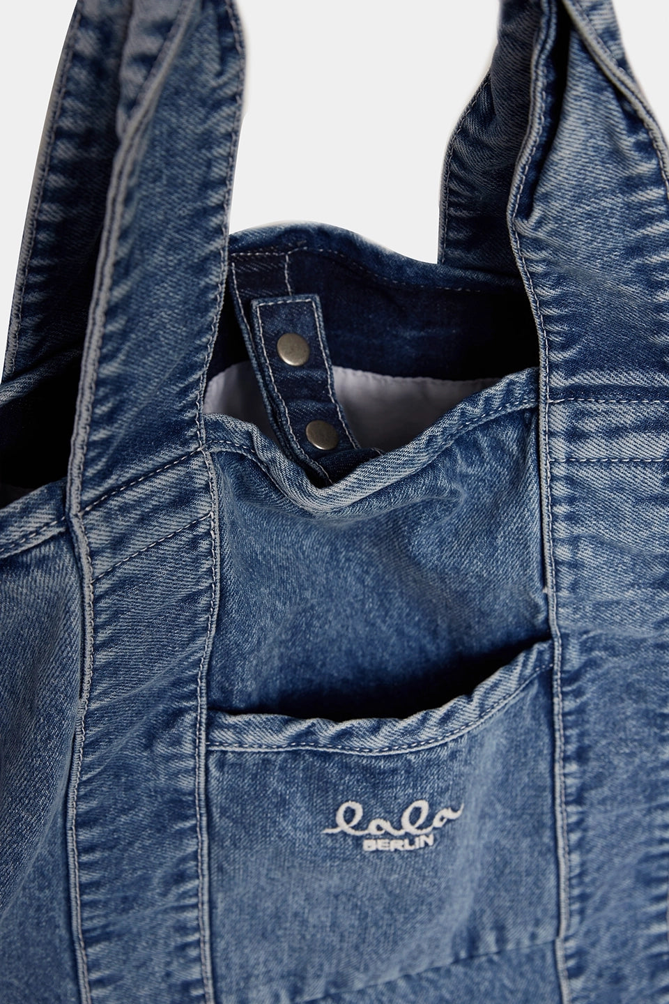 Lala Berlin East West Tote Merge – Denim washed blue shopper med tryklukning og LALA BERLIN logo.