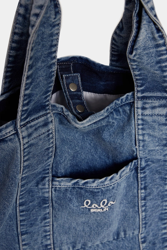 Lala Berlin East West Tote Merge – Denim washed blue shopper med tryklukning og LALA BERLIN logo.