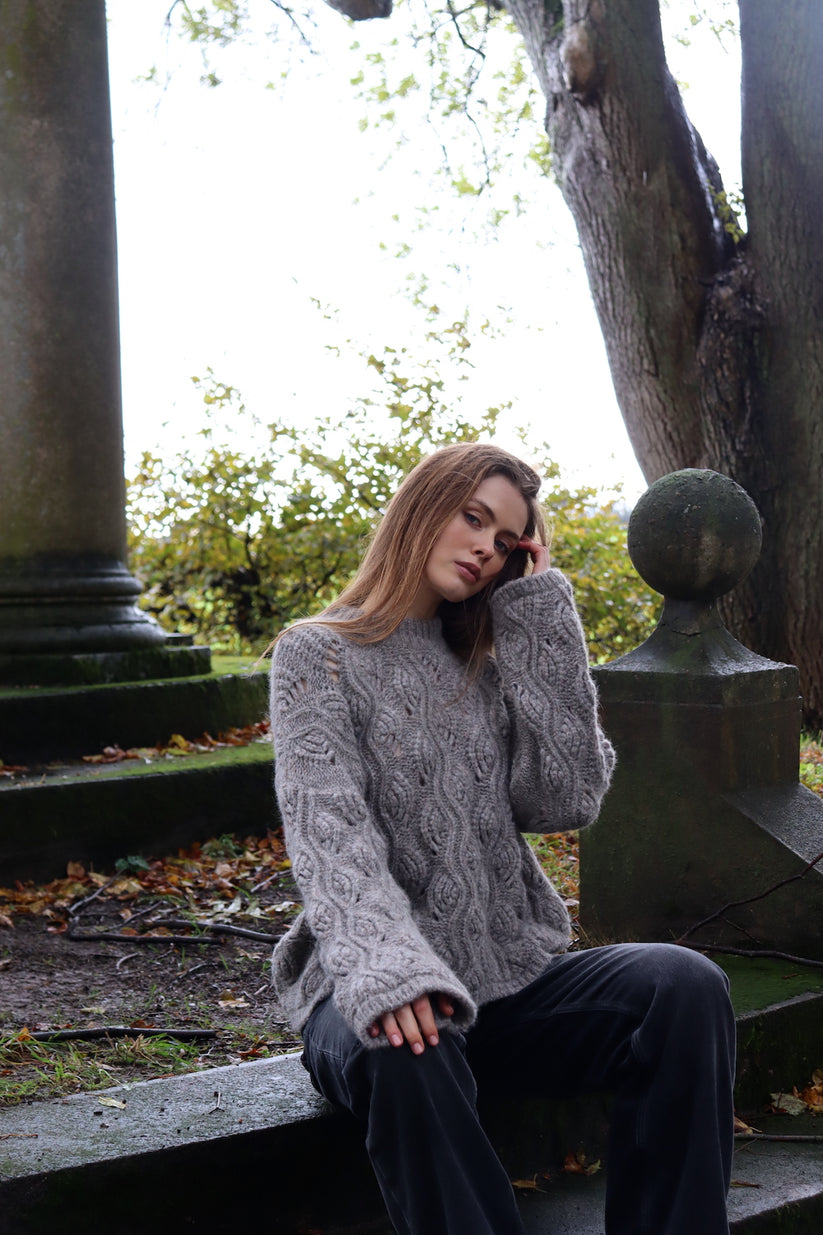 O'TAY Elucca Sweater i Teddy Grey - Eksklusiv Strik i Baby Alpaca & Merinould