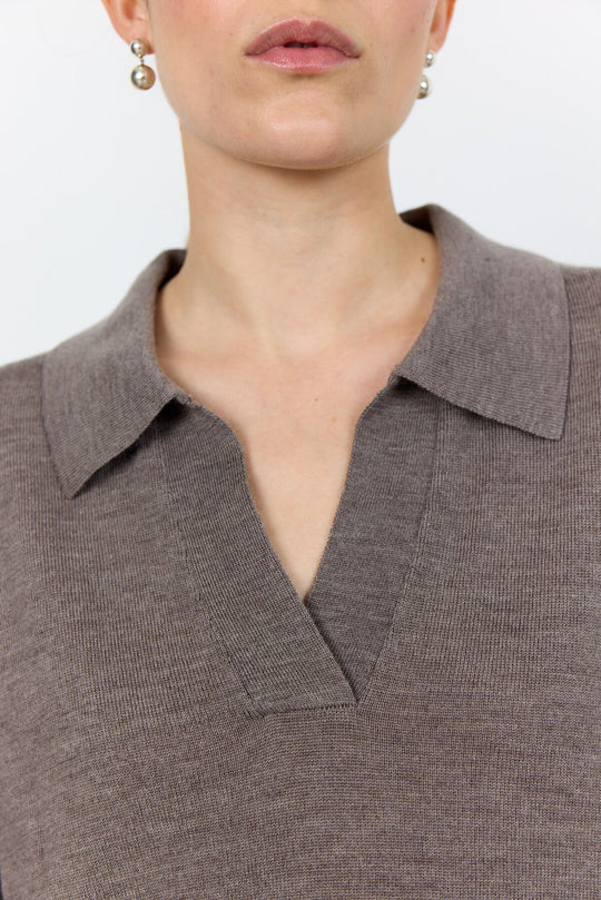 Levete Room LR-Ismaila 9 Pullover i merinould med klassisk krave, V-hals og ribbede manchetter.