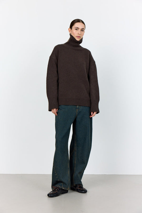 LR-PERLE 3 Pullover Mørk Brun – ribbet rullekrave, lange ærmer og blød merinould/kashmirblanding til hverdags- og kontorbrug.