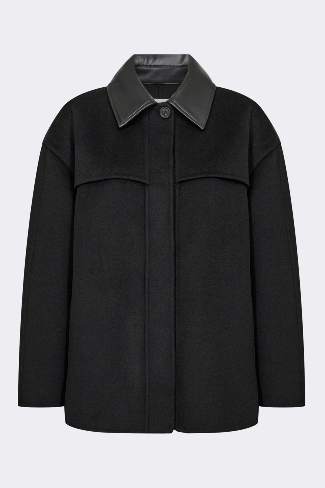 LR-OWA 36 Jakke i sort med knaplukning og krave med læderdetalje – klassisk lige pasform i varm og holdbar materialeblanding.