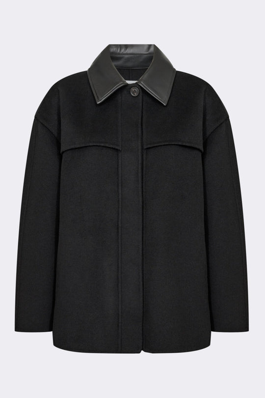 LR-OWA 36 Jakke i sort med knaplukning og krave med læderdetalje – klassisk lige pasform i varm og holdbar materialeblanding.