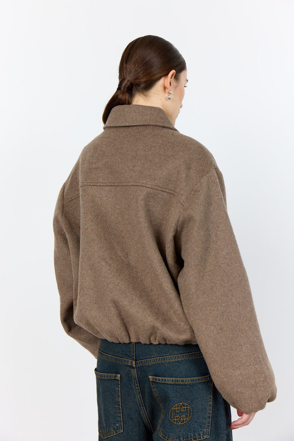 Levete Room LR-OWA 37 Jakke i lys brun med klassisk krave, lynlåslukning og subtil strukturering forneden.