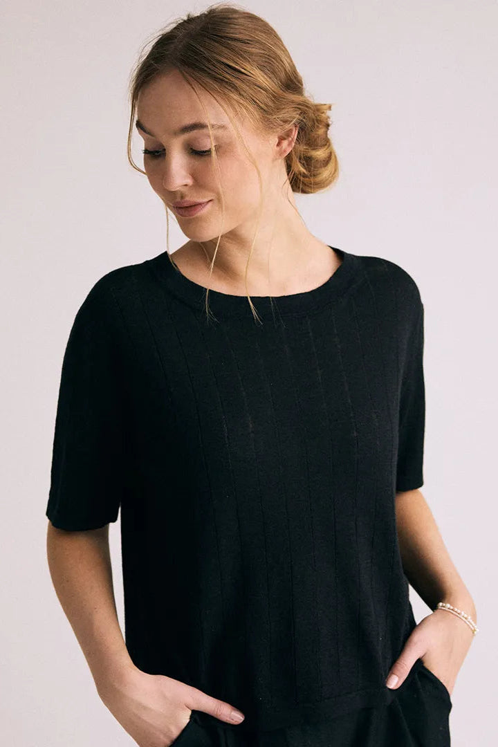 Gorridsen Fauna T-shirt i linned og bomuld – klassisk sort T-shirt med rund hals, korte ærmer og lige pasform.