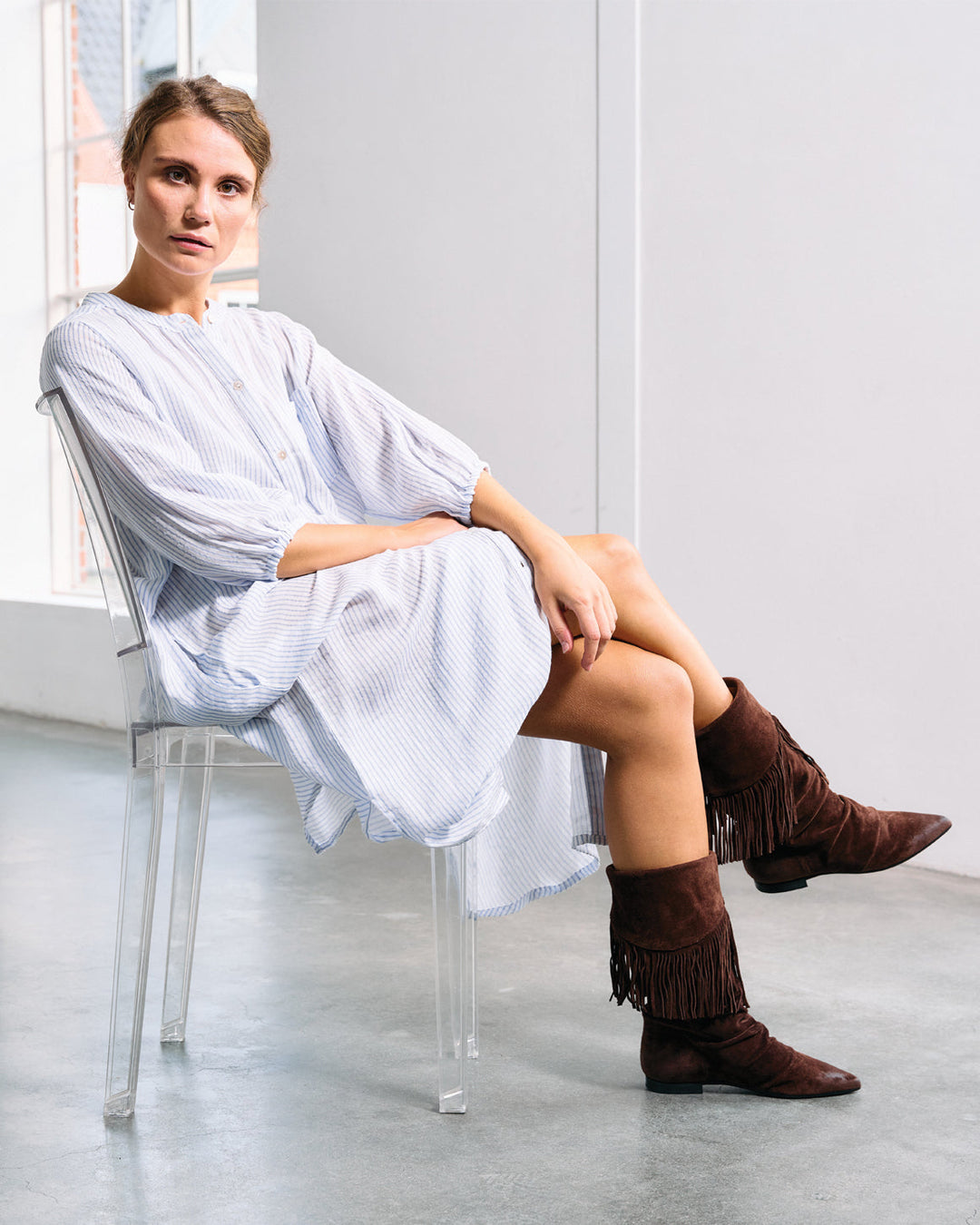 La Rouge Ghita Dress – lyseblå stribet skjortekjole i bomuld med afslappet pasform, kinakrave og lommer.