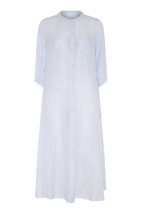 La Rouge Ghita Dress – lyseblå stribet skjortekjole i bomuld med afslappet pasform, kinakrave og lommer.