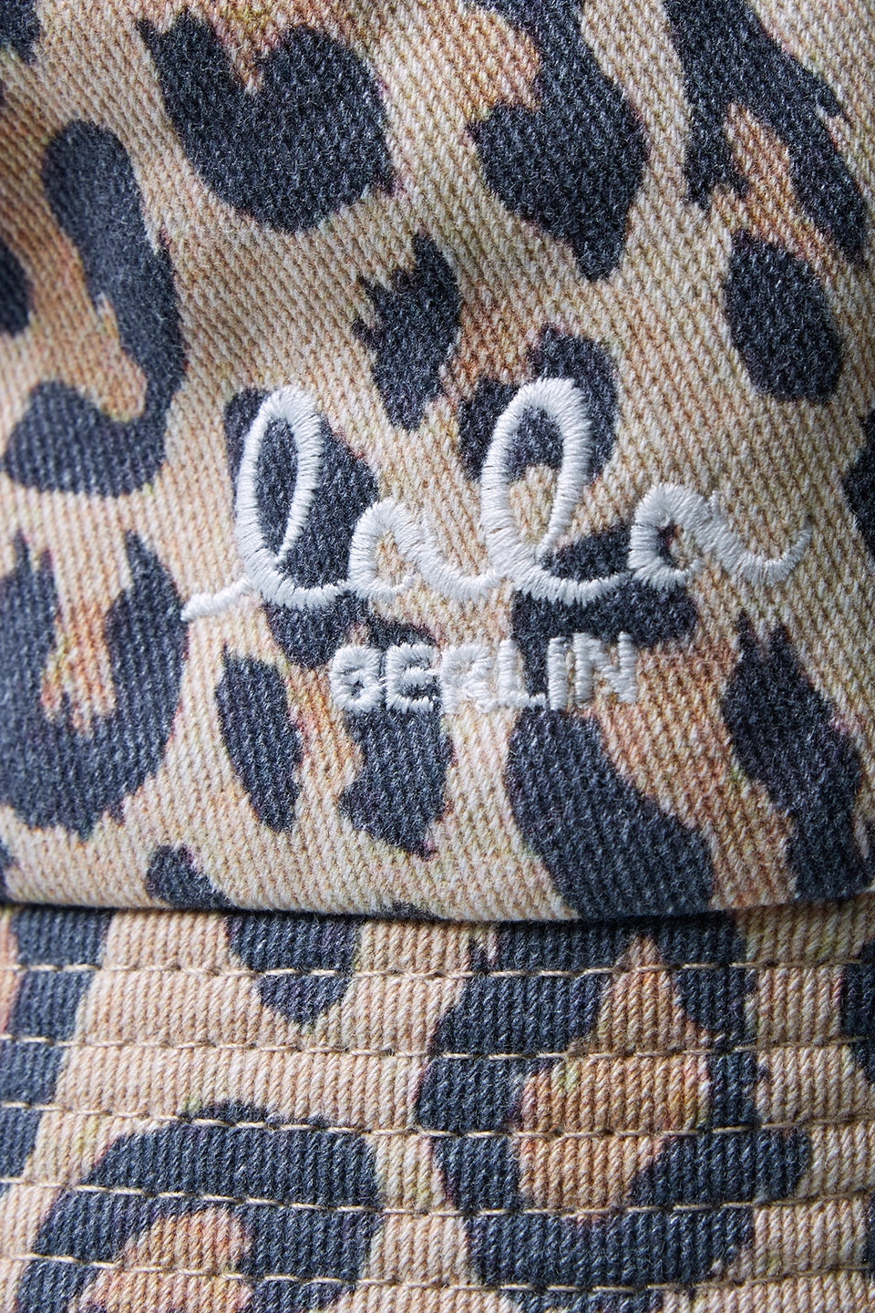 Lala Berlin Hannah Hat – Denim leo bøllehat i 100% bomuld. Cool leo-print og klassisk denim-look. Perfekt accessory til at opgradere dit outfit.