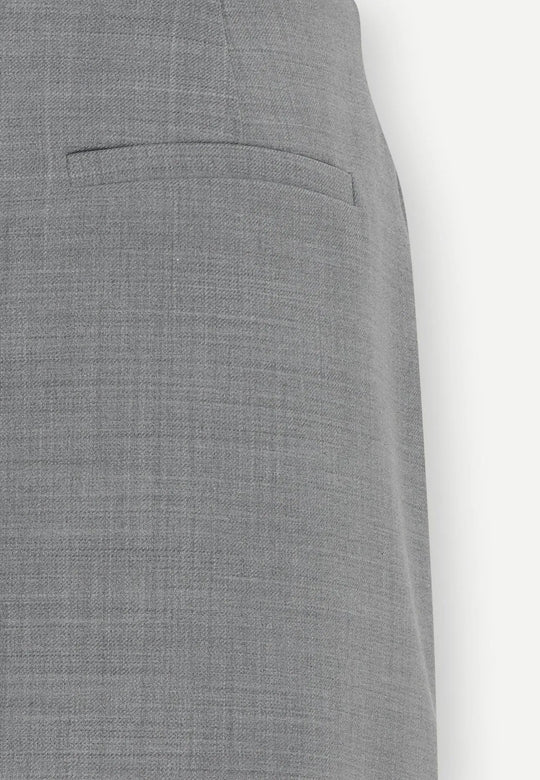Herskind Debby Skirt i grey – lavtaljet mini nederdel med darts og diskret lynlåslukning i en luksuriøs blanding af polyester, uld og elastan.