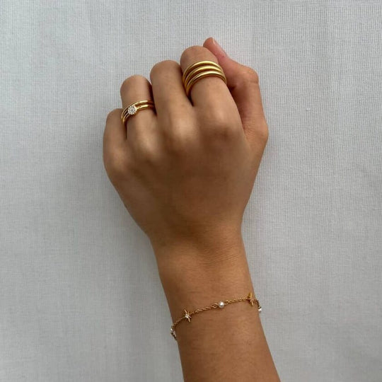 Alura Venus Armbånd 01 i 18K guldbelagt sterlingsølv med facetslebne zirkoner og ferskvandsperler, inspireret af planeten Venus.