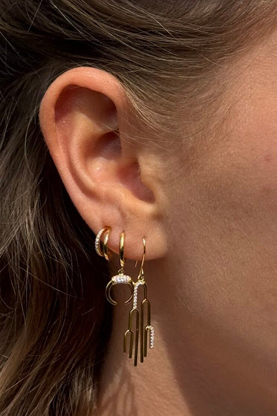 Alura Grace hængeørering 01 i 18K guldbelagt sterlingsølv med facetslebne zirkoner. Sælges enkeltvis.