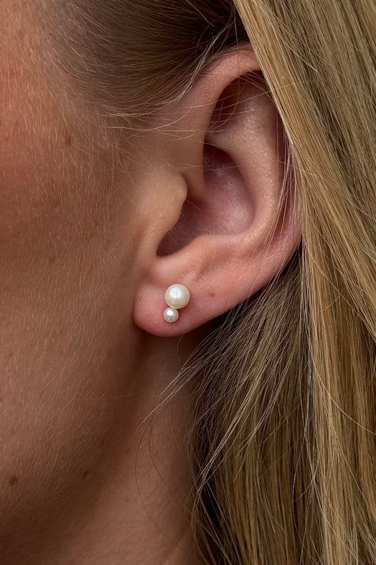 925 sterlingsølv belagt med 18 karat guld, ferskvandsperler. Nikkelfri.