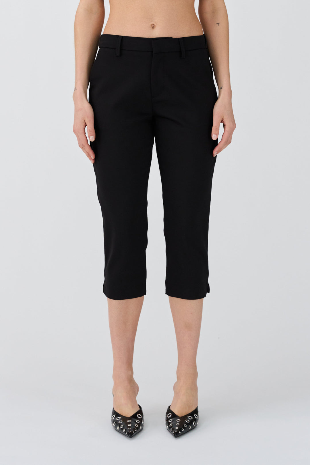 Sorte slim fit bukser fra IVY Copenhagen i blød bomuldsblanding med høj stretch og franske sidelommer.