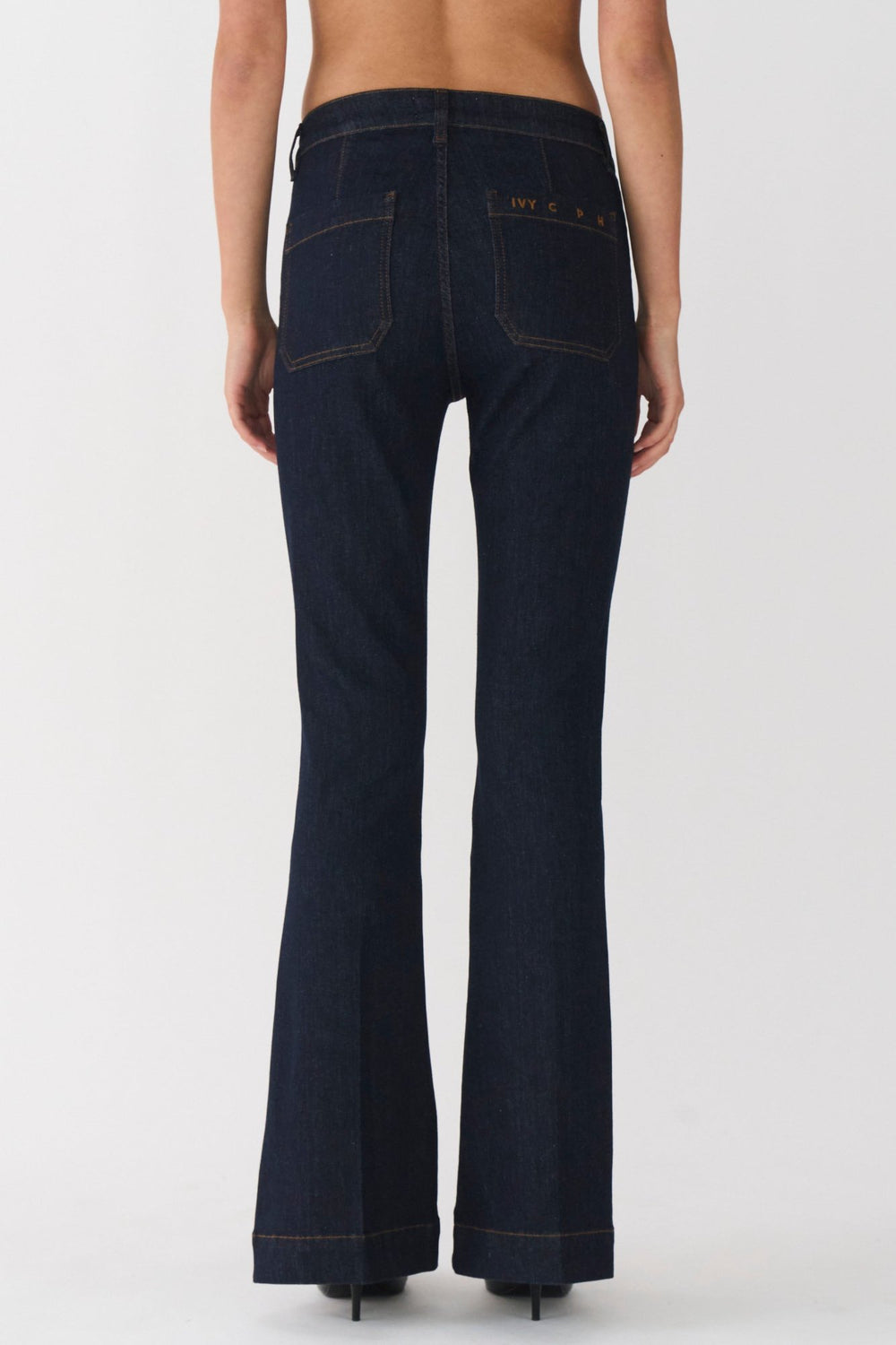 IVY Copenhagen Ann Charlotte Jeans i undone indigo - Flared jeans med mid-waist og patch lommer