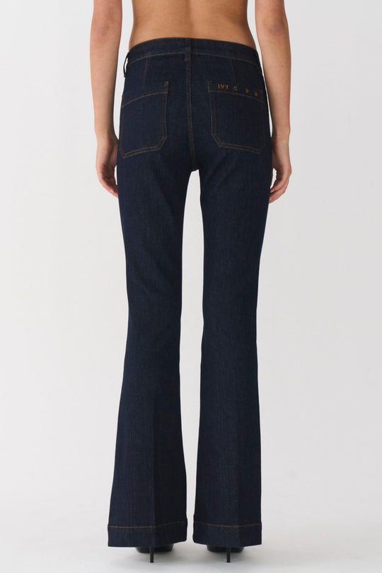 IVY Copenhagen Ann Charlotte Jeans i undone indigo - Flared jeans med mid-waist og patch lommer