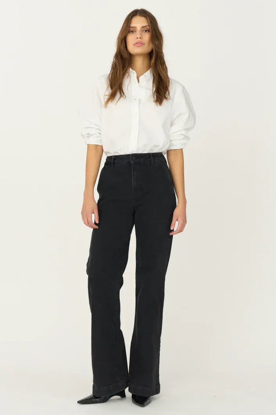 IVY Copenhagen Augusta French Jeans i Medusa Black Rinse. Høj talje, brede ben og stretch for en flatterende pasform.