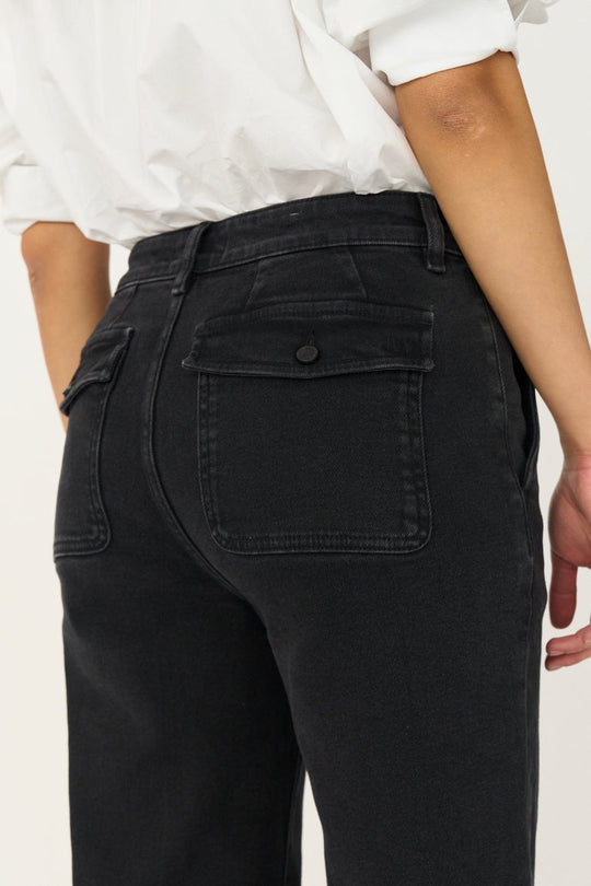 IVY Copenhagen Augusta French Jeans i Medusa Black Rinse. Høj talje, brede ben og stretch for en flatterende pasform.
