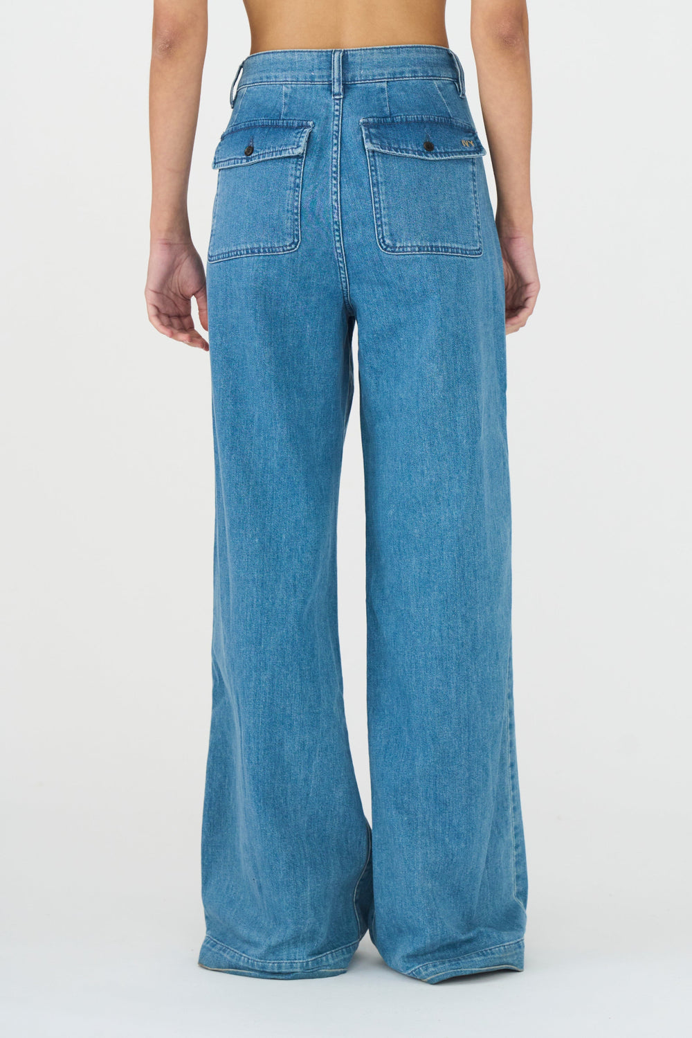 IVY Copenhagen Augusta French Wash Garda Jeans – højtaljede jeans med brede, lige ben og flatterende pasform. Stretch-materiale for komfort.