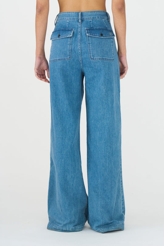 IVY Copenhagen Augusta French Wash Garda Jeans – højtaljede jeans med brede, lige ben og flatterende pasform. Stretch-materiale for komfort.