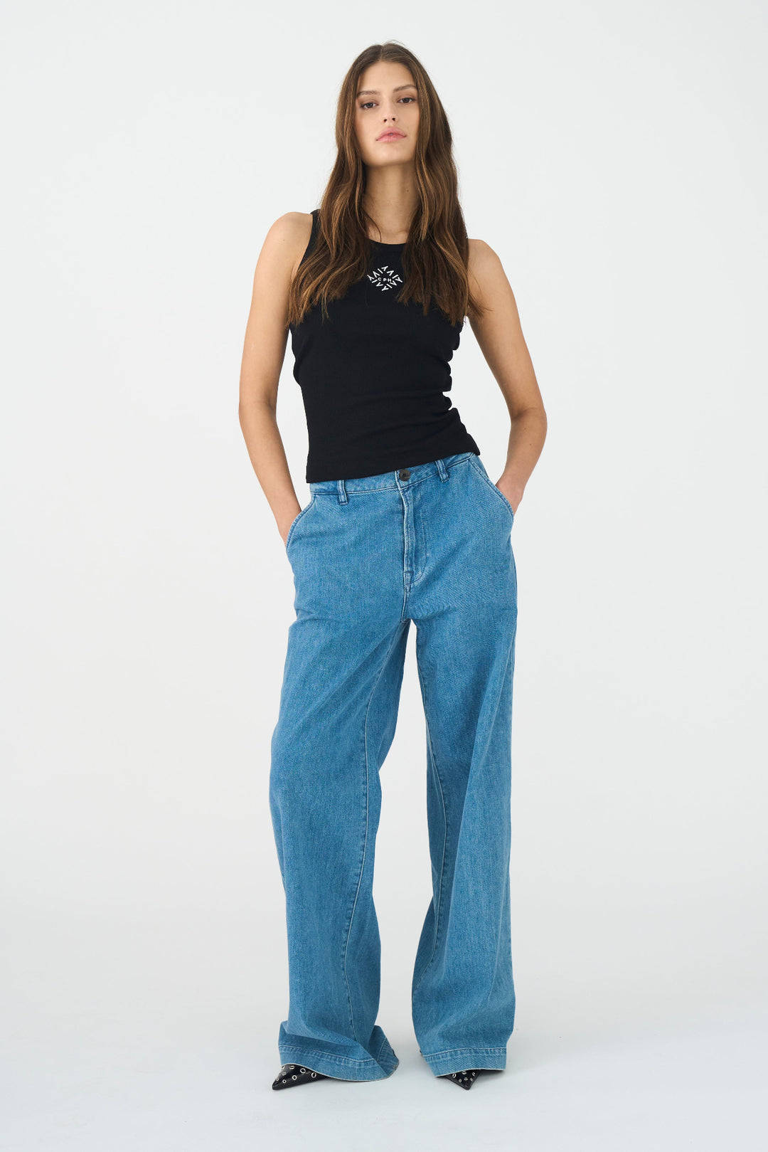 IVY Copenhagen Augusta French Wash Garda Jeans – højtaljede jeans med brede, lige ben og flatterende pasform. Stretch-materiale for komfort.