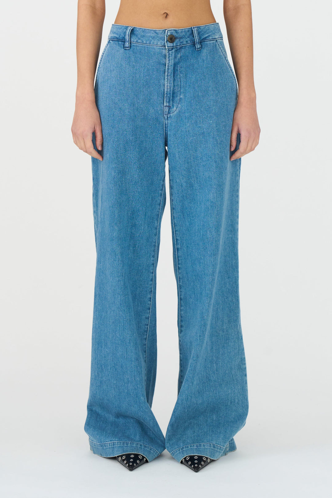 IVY Copenhagen Augusta French Wash Garda Jeans – højtaljede jeans med brede, lige ben og flatterende pasform. Stretch-materiale for komfort.