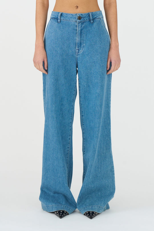 IVY Copenhagen Augusta French Wash Garda Jeans – højtaljede jeans med brede, lige ben og flatterende pasform. Stretch-materiale for komfort.