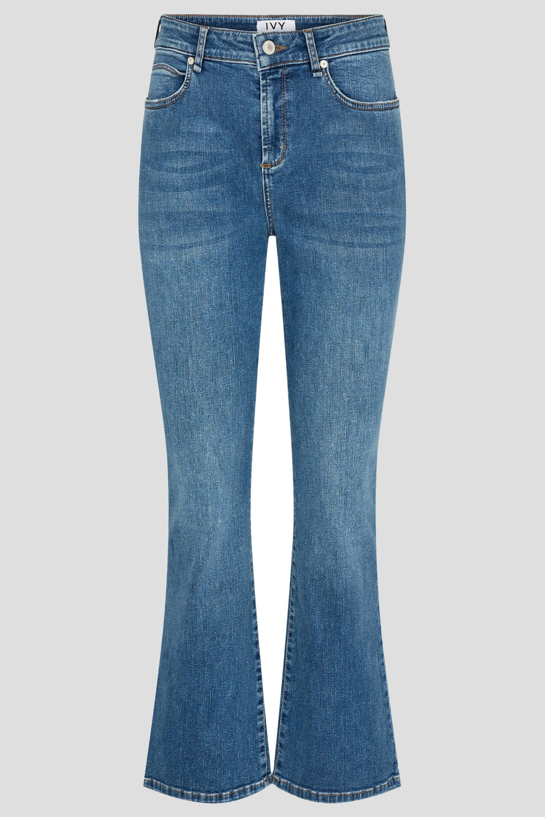 IVY Copenhagen Johanna Kick Flare Jeans i vasket blå. Mellemhøj talje, cropped kick flare-ben og stretch.