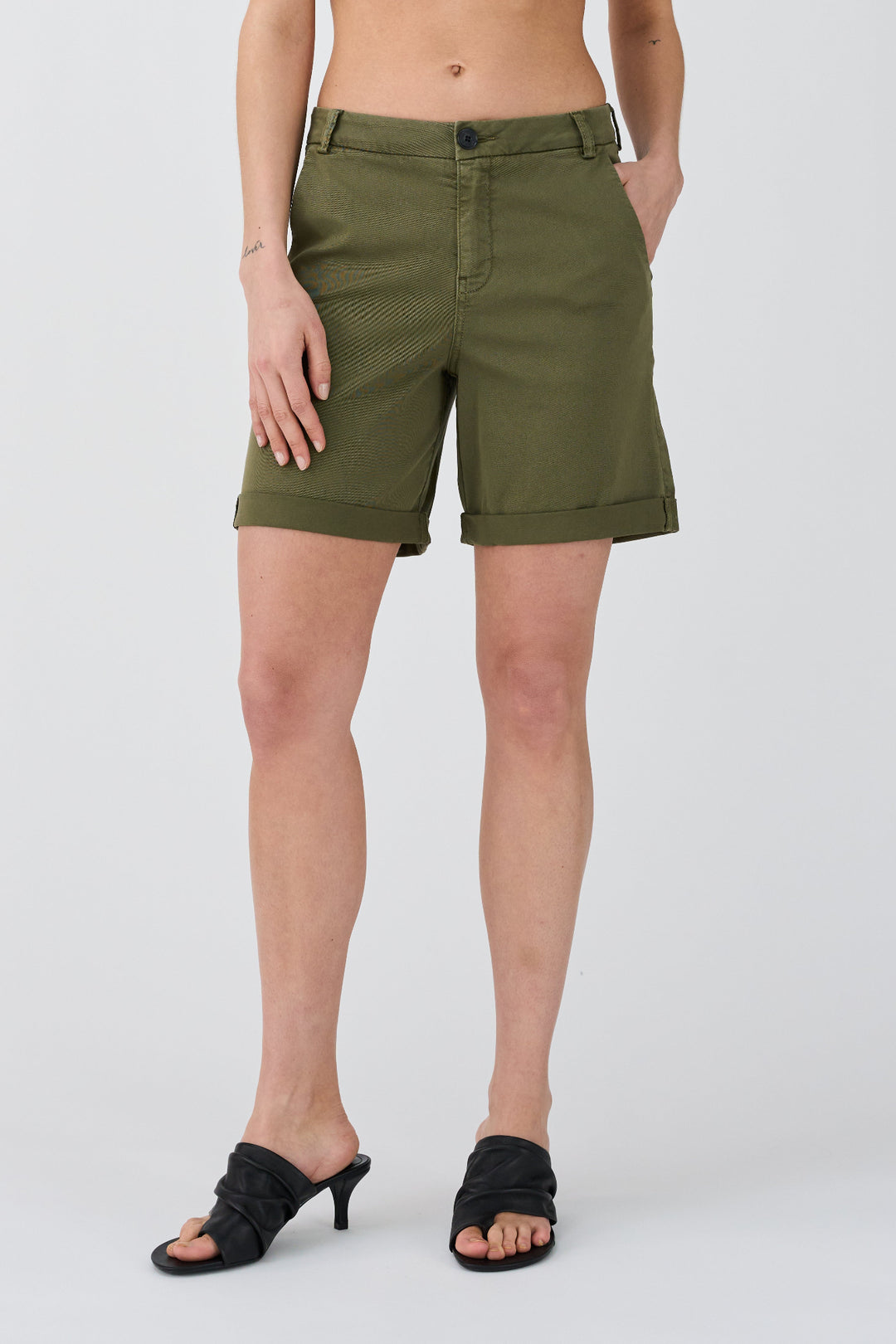 Karmey Chino Shorts fra IVY Copenhagen – casual elegance med mid-rise pasform, stretch og faste opsmøg.