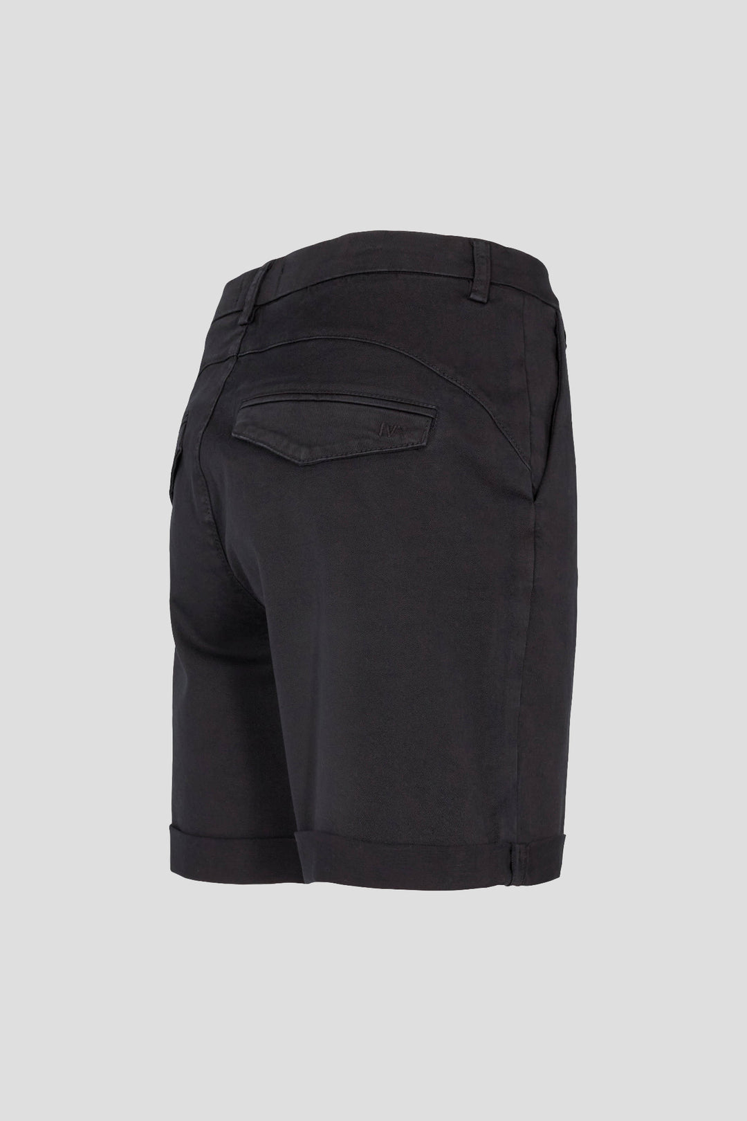 Karmey Chino Shorts fra IVY Copenhagen – casual elegance med mid-rise pasform, stretch og faste opsmøg. Perfekte til sommerens afslappede looks.