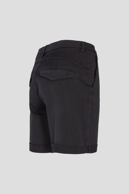 Karmey Chino Shorts fra IVY Copenhagen – casual elegance med mid-rise pasform, stretch og faste opsmøg. Perfekte til sommerens afslappede looks.