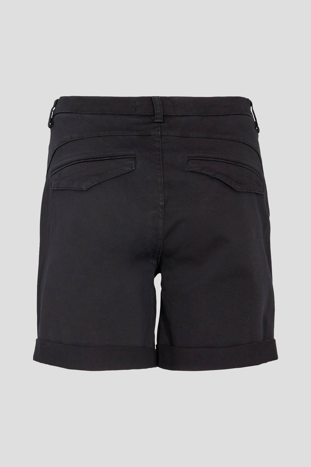 Karmey Chino Shorts fra IVY Copenhagen – casual elegance med mid-rise pasform, stretch og faste opsmøg. Perfekte til sommerens afslappede looks.