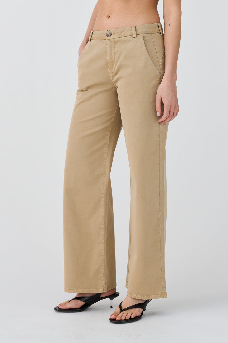 Khaki chino bukser fra IVY Copenhagen i bred benvidde og blød bomuldstwill. Karmey Chino Wide – casual cool med et poleret touch.