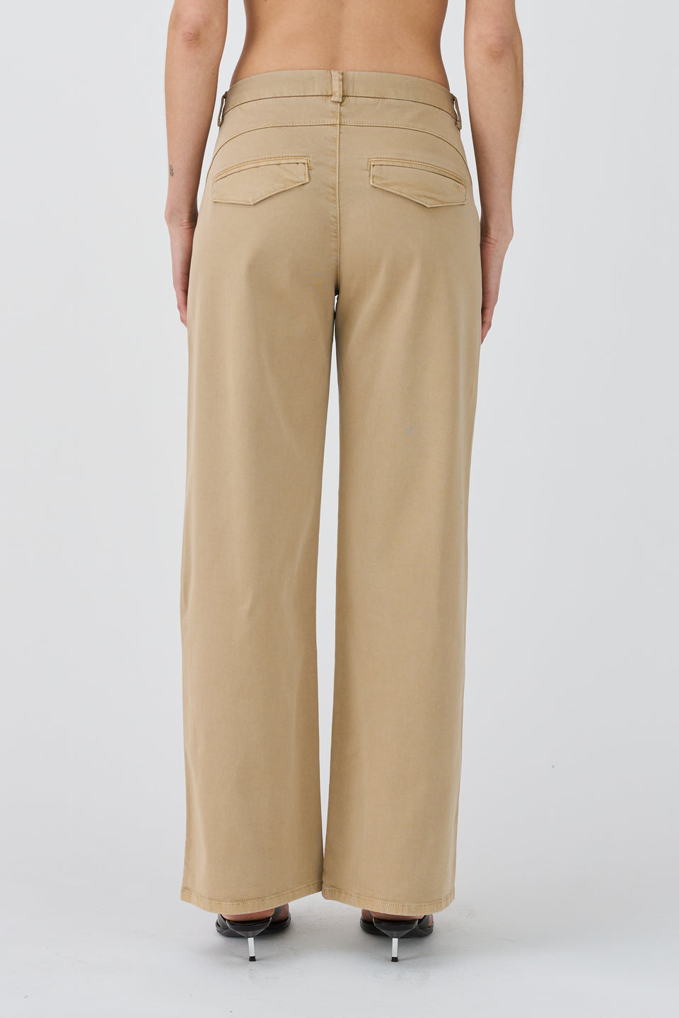 Khaki chino bukser fra IVY Copenhagen i bred benvidde og blød bomuldstwill. Karmey Chino Wide – casual cool med et poleret touch.