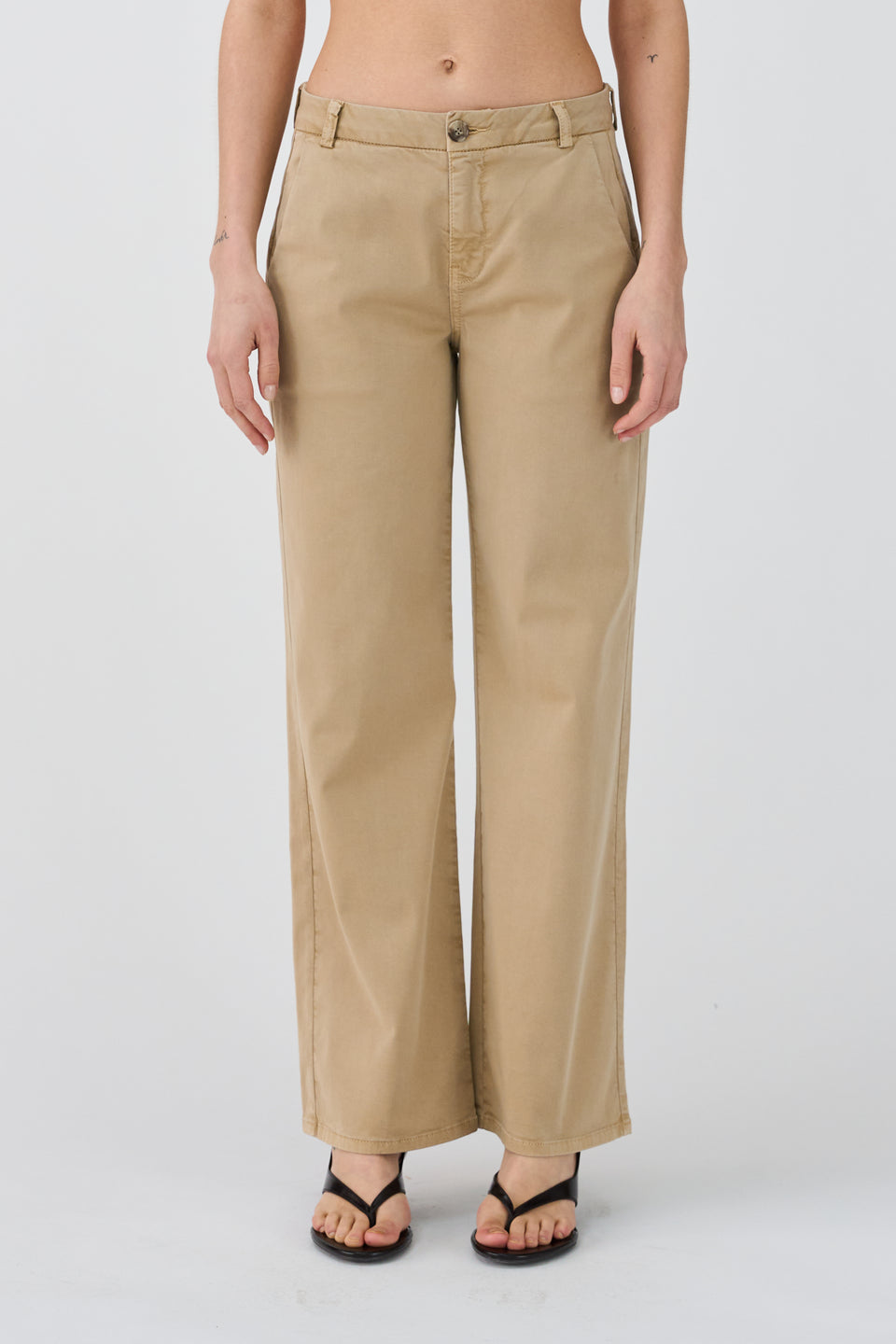 Khaki chino bukser fra IVY Copenhagen i bred benvidde og blød bomuldstwill. Karmey Chino Wide – casual cool med et poleret touch.