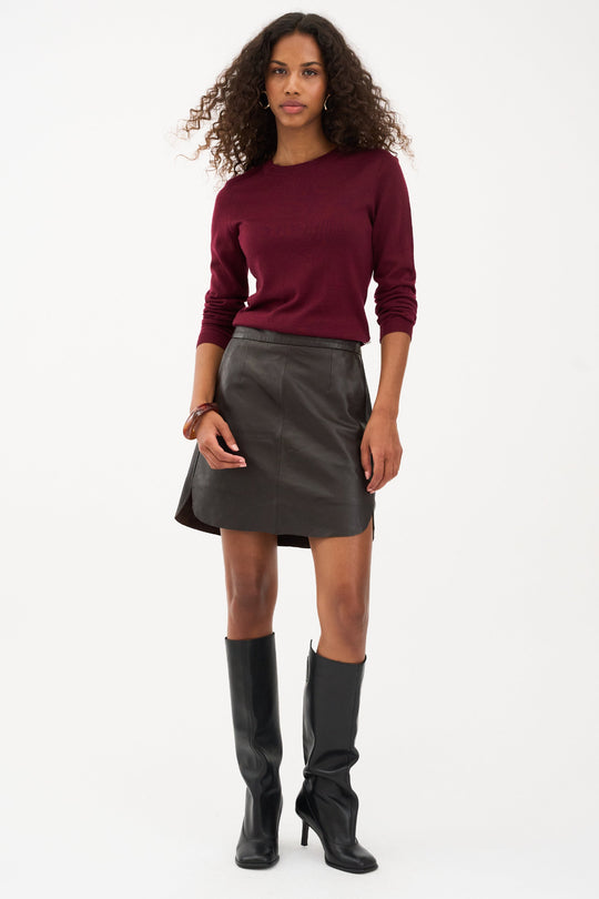 IVY-Kylie miniskirt i ægte lammeskind i farven Expresso Brown med høj talje og A-formet snit.