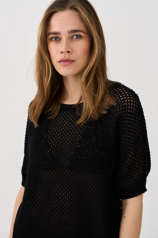 Oversize striktee i sort med gennemsigtigt design fra IVY Copenhagen. Komfortabel og luftig med løst fit.