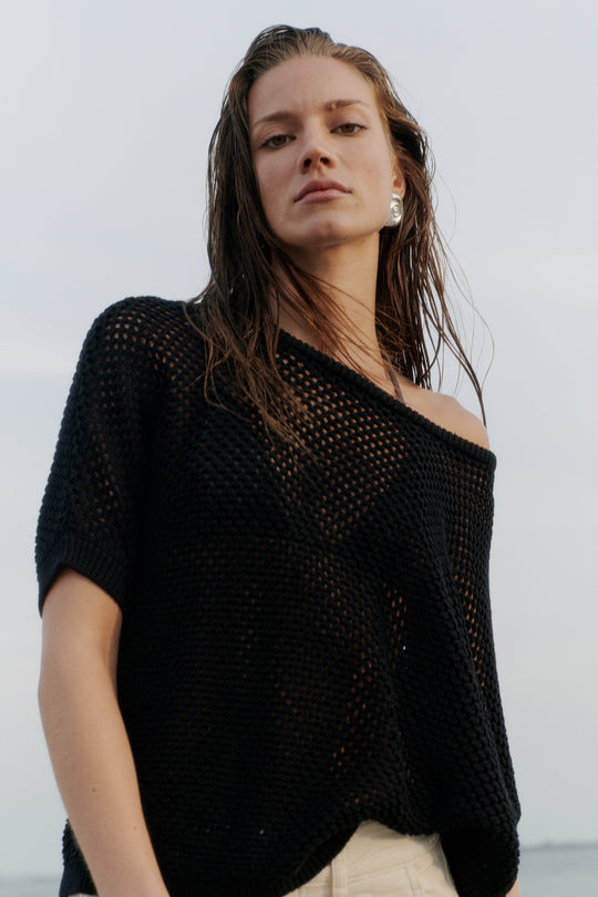 Oversize striktee i sort med gennemsigtigt design fra IVY Copenhagen. Komfortabel og luftig med løst fit.