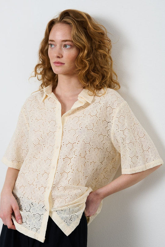 LA RōUGE Inge Shirt – kortærmet skjorte i eksklusiv blondekvalitet med feminine knapper. Fremstillet i 100% bomuld. Perfekt til et elegant look.