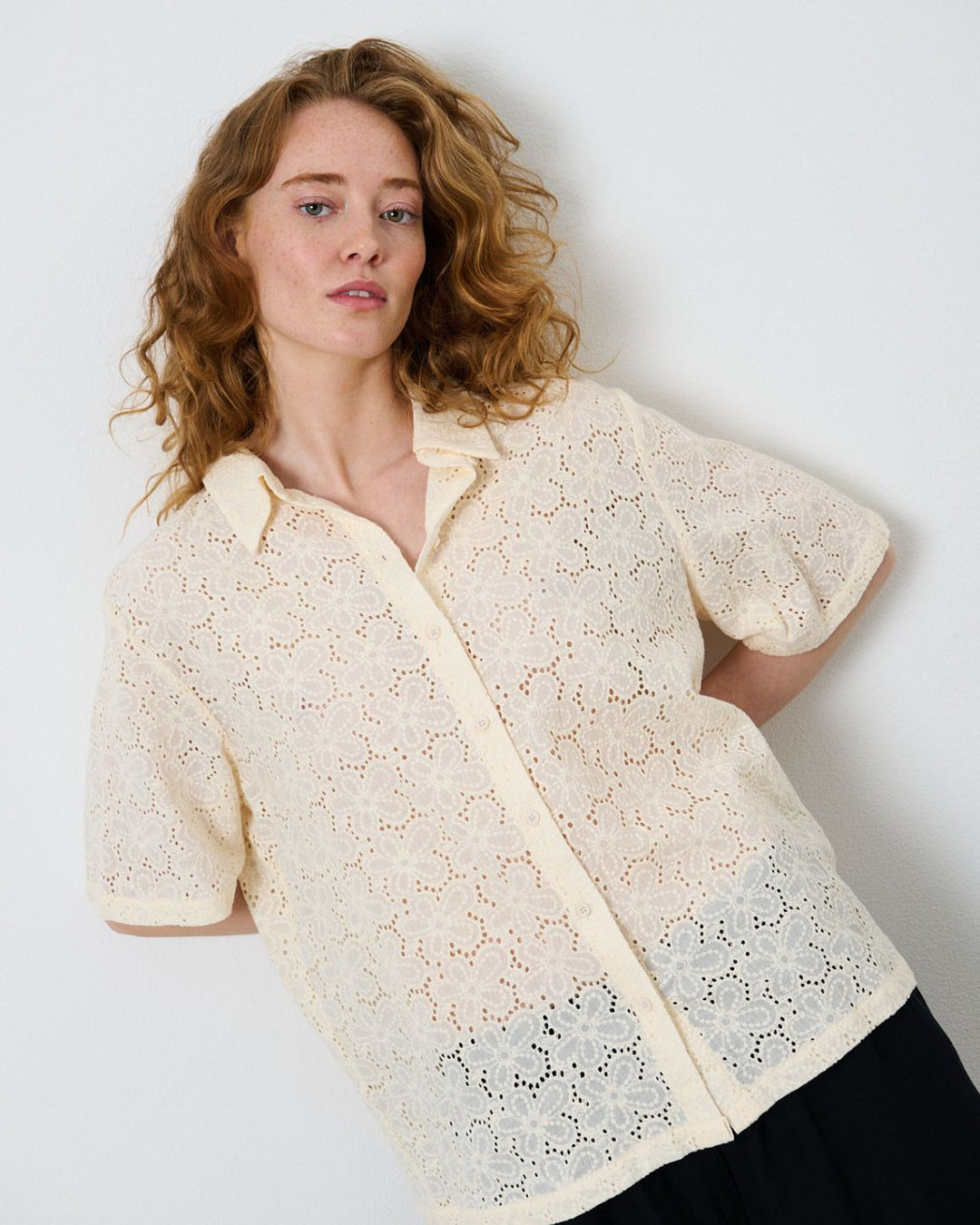 LA RōUGE Inge Shirt – kortærmet skjorte i eksklusiv blondekvalitet med feminine knapper. Fremstillet i 100% bomuld. Perfekt til et elegant look.