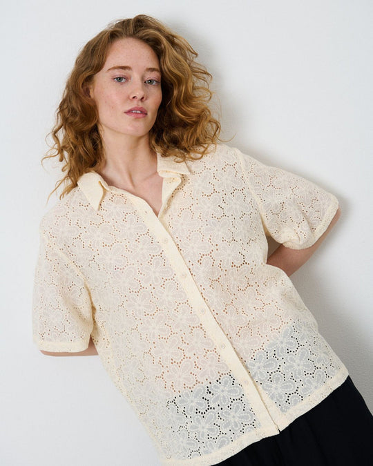 LA RōUGE Inge Shirt – kortærmet skjorte i eksklusiv blondekvalitet med feminine knapper. Fremstillet i 100% bomuld. Perfekt til et elegant look.