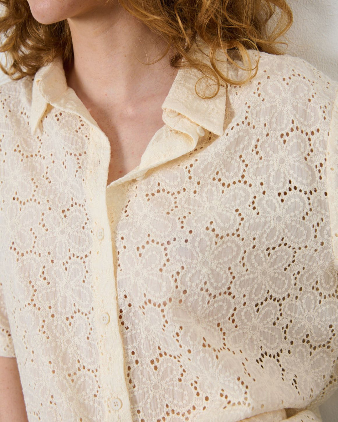 LA RōUGE Inge Shirt – kortærmet skjorte i eksklusiv blondekvalitet med feminine knapper. Fremstillet i 100% bomuld. Perfekt til et elegant look.