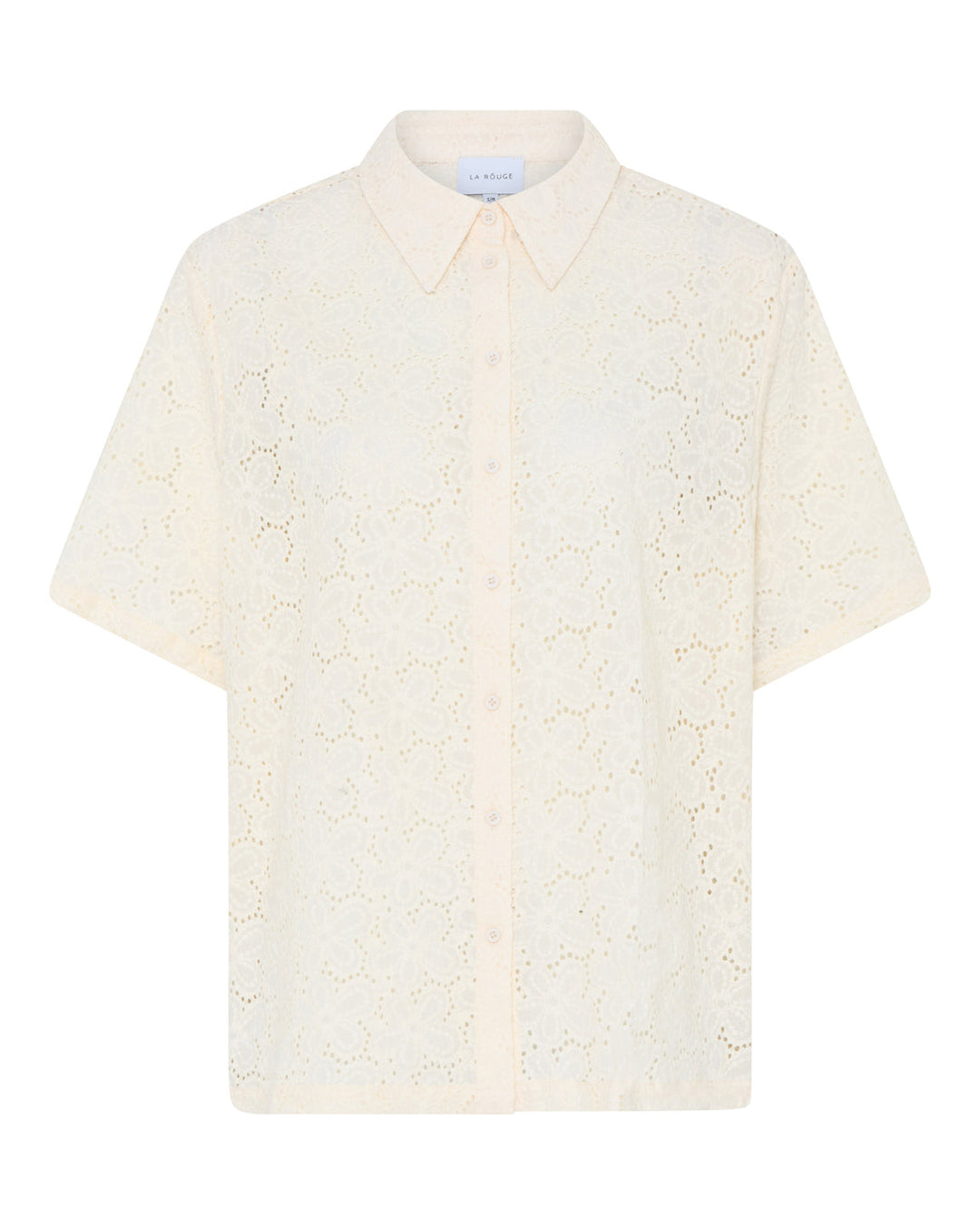 LA RōUGE Inge Shirt – kortærmet skjorte i eksklusiv blondekvalitet med feminine knapper. Fremstillet i 100% bomuld. Perfekt til et elegant look.