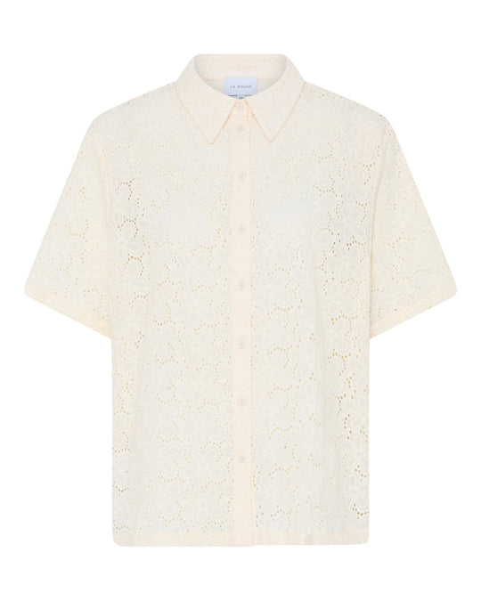 LA RōUGE Inge Shirt – kortærmet skjorte i eksklusiv blondekvalitet med feminine knapper. Fremstillet i 100% bomuld. Perfekt til et elegant look.