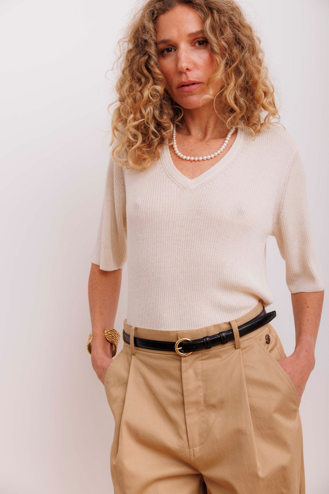 Beta Studios Kalinka V-Neck – eksklusiv striktrøje i silke og cashmere med V-hals. Blød, elegant og OEKO-TEX certificeret.