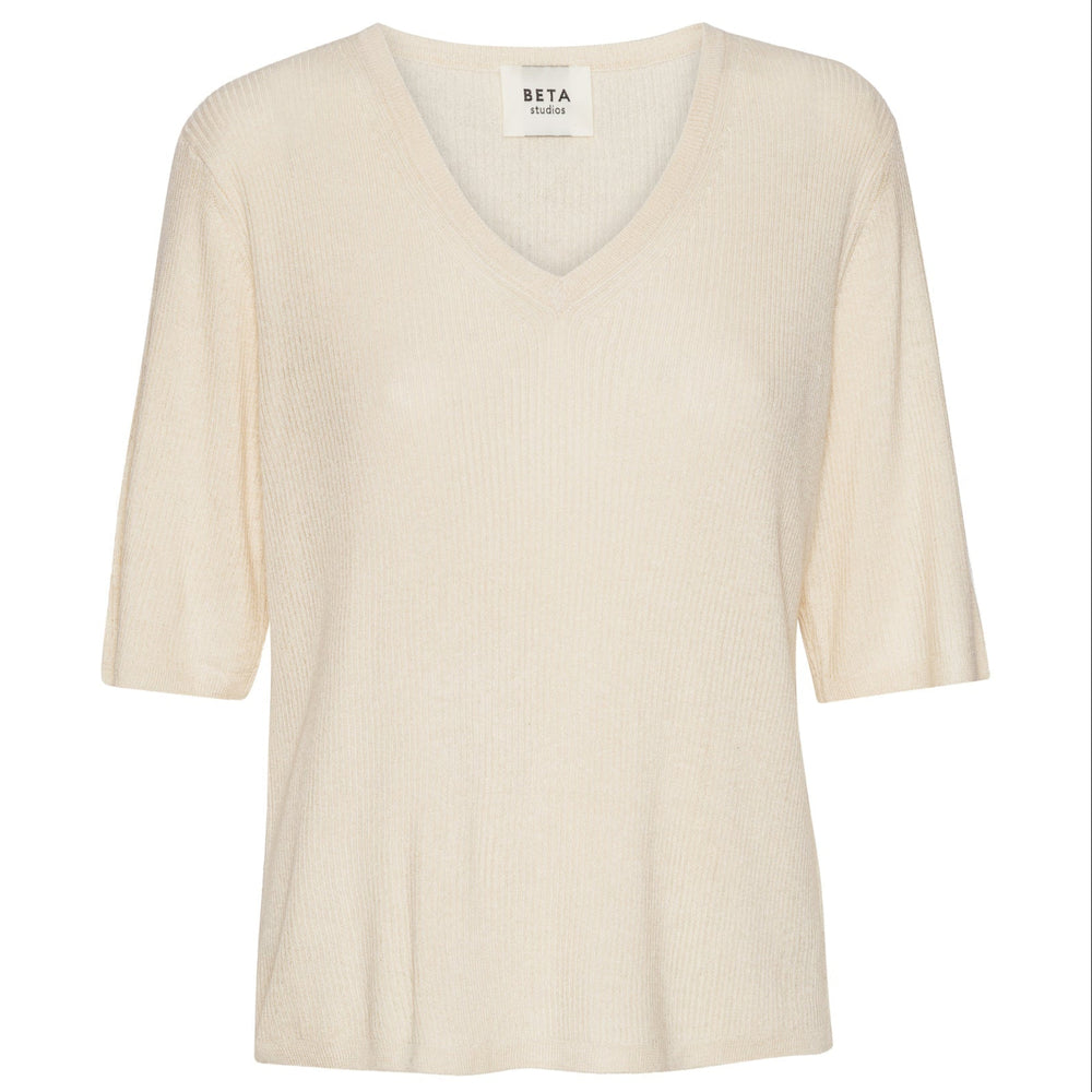 Beta Studios Kalinka V-Neck – eksklusiv striktrøje i silke og cashmere med V-hals. Blød, elegant og OEKO-TEX certificeret.
