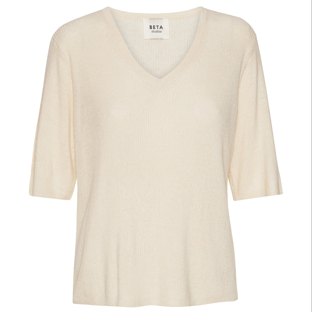 Beta Studios Kalinka V-Neck – eksklusiv striktrøje i silke og cashmere med V-hals. Blød, elegant og OEKO-TEX certificeret.